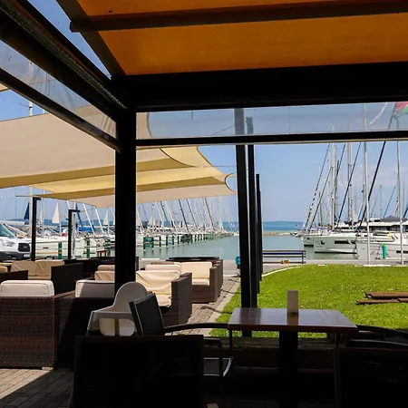 Bl Lakeview With Pool Apartament