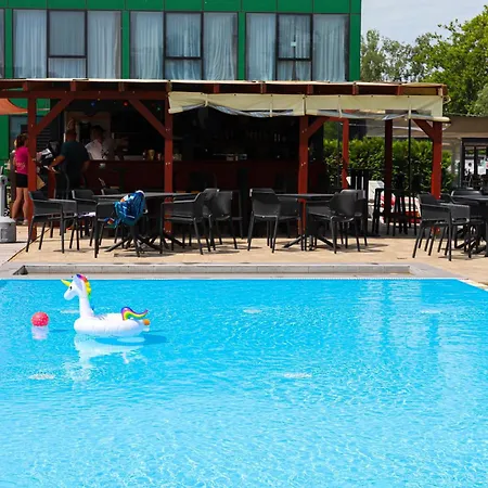 Bl Lakeview With Pool Διαμέρισμα