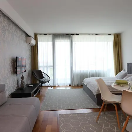 Bl Lakeview With Pool Apartament
