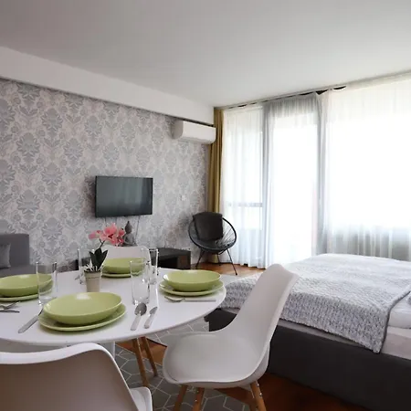 Bl Lakeview With Pool Apartament